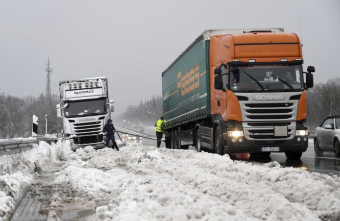В Европе из-за сильных снегопадов и ухудшений погоды за последнюю неделю погибли 12 человек, сотни попали в снежные ловушки в альпийских регионах. 