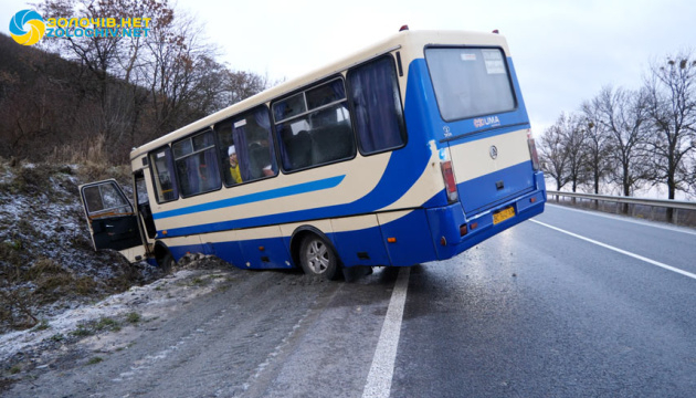 
На Львовщине в Золочевском районе маршрутный автобус с пассажирами слетел в кювет. 