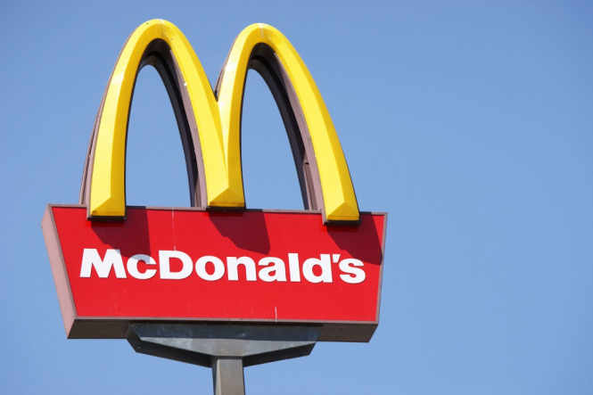 McDonald's прислал пакеты с едой работникам Верховной Рады с надписью "XYU". Получатели заказ восприняли надпись как "криптическое послание" - в компании извинились и отметили, что это только код заказа и работники McDonald's не знают, по какому адресу его отправят. 
