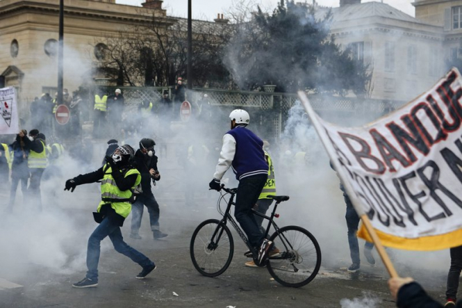 Субботние антиправительственные протесты во французской столице, которые сначала были мирными, переросли в беспорядки - полиции пришлось применять спецсредства и эвакуировать представителя правительства Бенжамен гриву. 