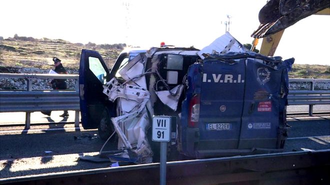 Полиция Италии разыскивает грабителей, которые похитили 2,3 миллиона евро ($ 2,6 млн), загнав в ловушку фургон инкассаторов на трассе и разрезав его с помощью экскаваторов. 
