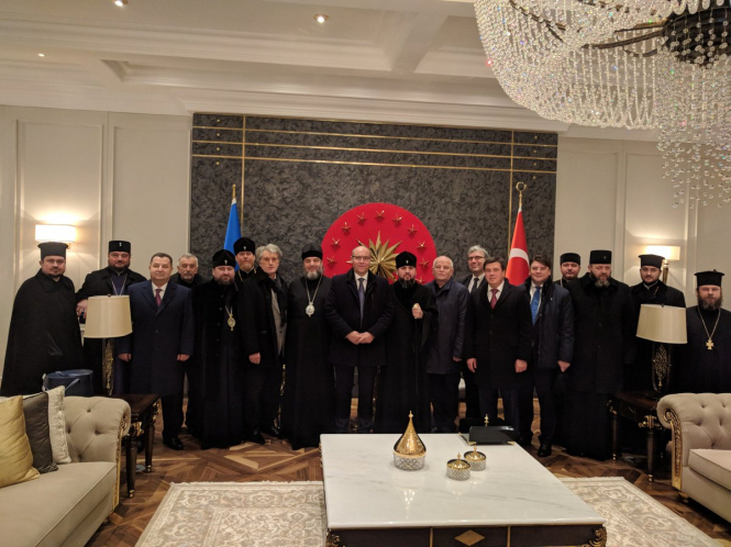 Украинская делегация прибыла в турецкий Стамбул для подписания и получения от Вселенского патриарха Варфоломея томоса об автокефалии Православной церкви Украины. 