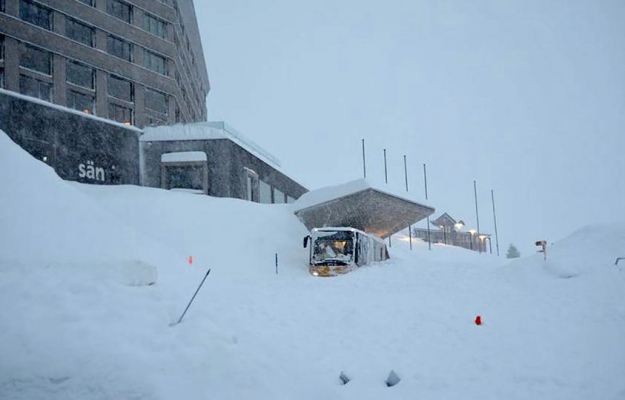 
Три человека получили незначительные травмы в результате схода лавины на отель Säntis в швейцарском кантоне Аппенцелль-Ауссерроден в четверг. 