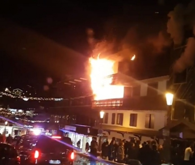 Два человека погибли и еще 14 получили травмы в результате крупного пожара на горнолыжном курорте Куршевель во французских Альпах. 