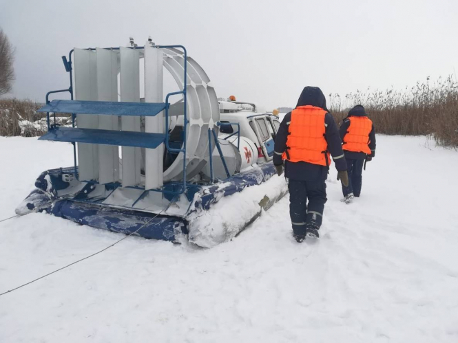 В пятницу, 11 января, во время катания на снегоходе по Киевскому водохранилищу провалились под лед три человека, один спасся самостоятельно, а двое выбраться на поверхность не смогли. 