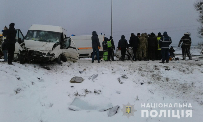 На автодороге "Киев - Чоп" возле села Ясенево в Бродовском районе Львовской области столкнулись легковушка и микроавтобус. 