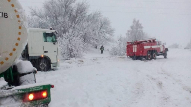 
В Запорожской области движение на трассах восстанавливается после того, как было закрыто из-за снежного циклона. 