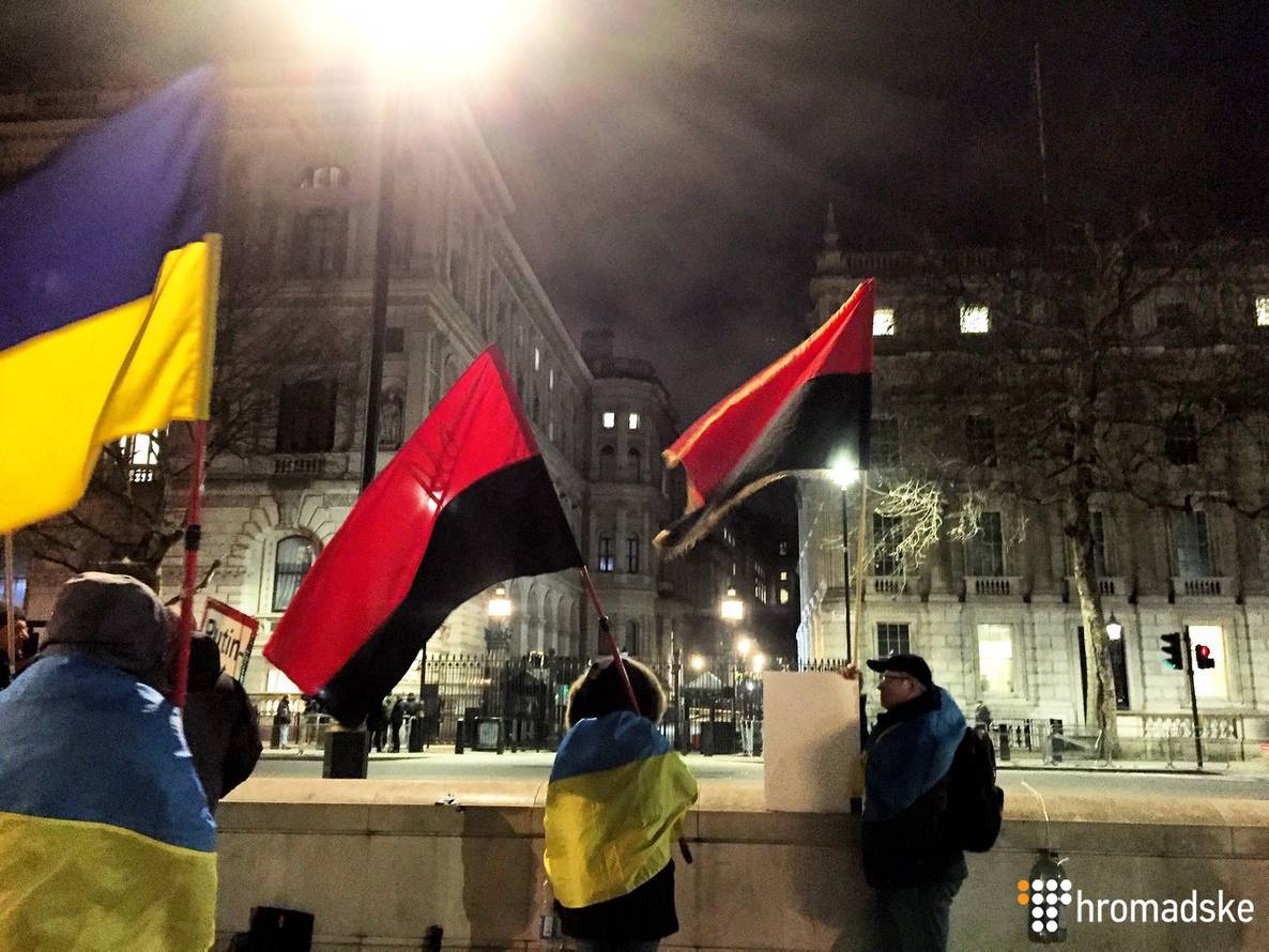 Несколько десятков человек собрались в центре Лондона, вечером 9 января. С флагами и украинскими песнями украинские активисты, живущих в Британии, провели акцию против политики России. Они расположились на Даунинг Стрит, непосредственно напротив дома премьера Великобритании Терезы Мэй. 