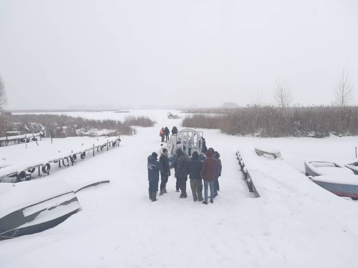 В пятницу, 11 января, во время катания на снегоходе по Киевскому водохранилищу провалились под лед три человека, один спасся самостоятельно, а двое выбраться на поверхность не смогли. 