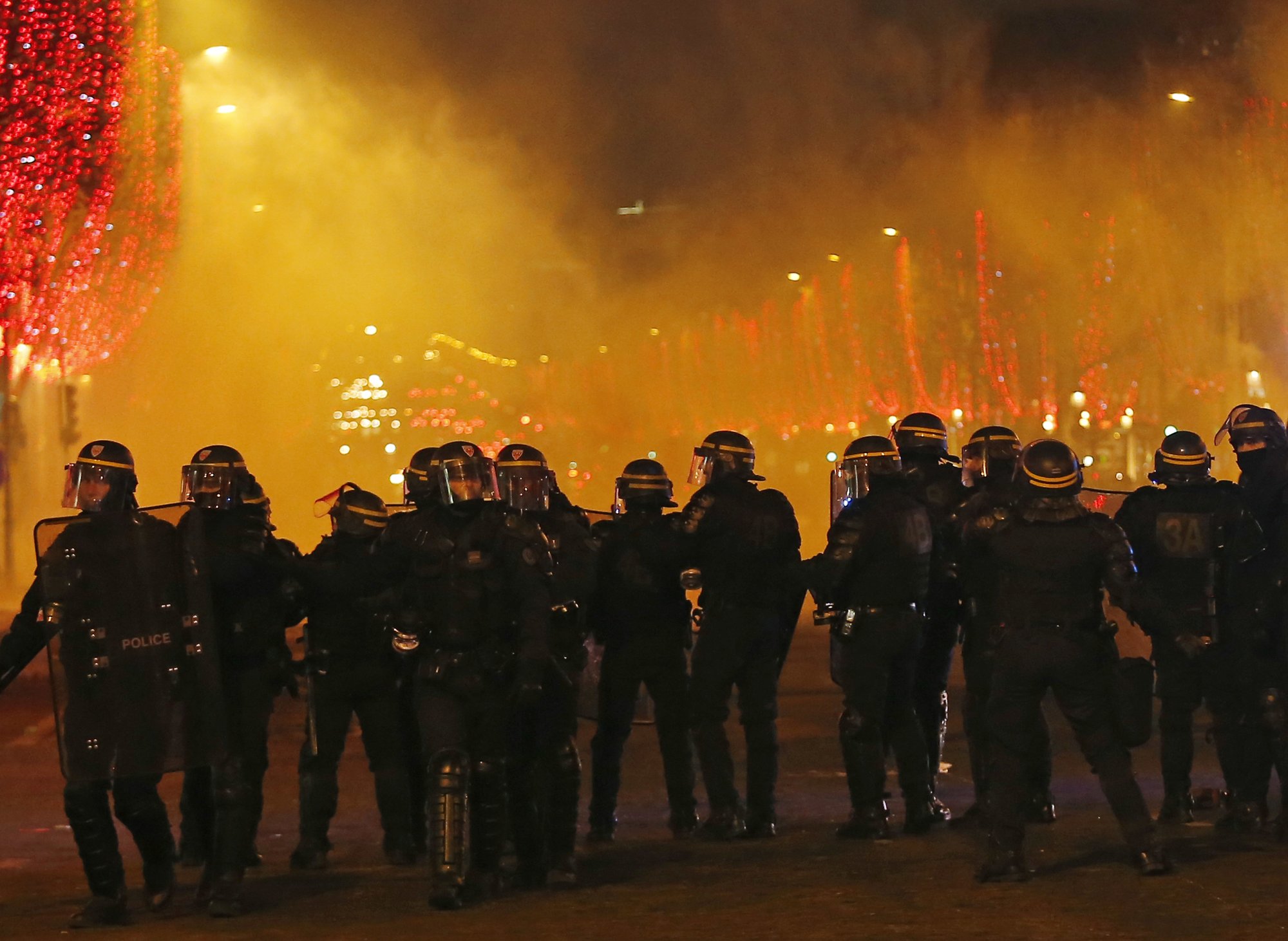 Субботние антиправительственные протесты во французской столице, которые сначала были мирными, переросли в беспорядки - полиции пришлось применять спецсредства и эвакуировать представителя правительства Бенжамен гриву. 