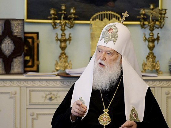 Президент Петр Порошенко заявил, что наградил высшим званием "Герой Украины" почетного патриарха Филарета, поскольку именно он заложил фундамент для создания в стране автокефальной церкви. 