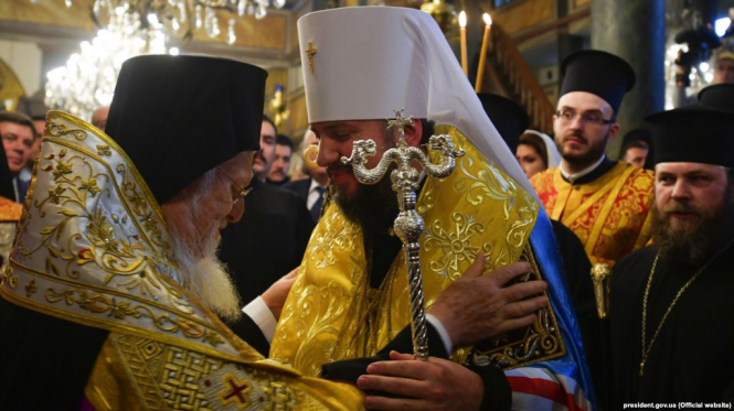 Вселенский патриарх Варфоломей передал предстоятелю вновь Православной церкви Украины Епифанию посох и томос, который провозглашает автокефалию. 
