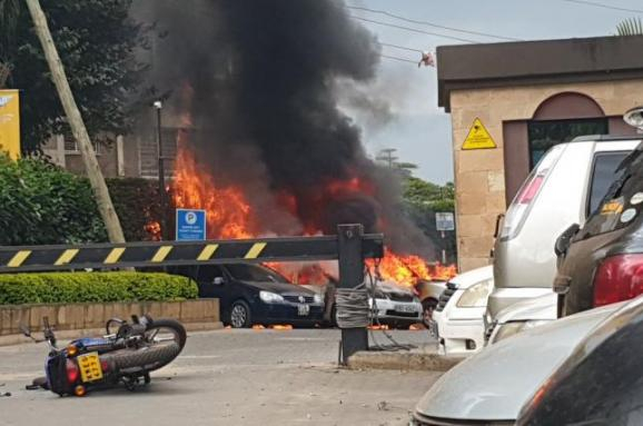 
Во вторник, 15 января, боевики напали на гостиничный и офисный комплекс Riverside Drive в столице Кении, Найроби, устроив взрыв и стрельбу. В результате нападения погиб как минимум один человек, еще восемь - получили ранения. По предварительным данным, нападение осуществило группировки сомалийских исламистов Аль-Шабааб. 