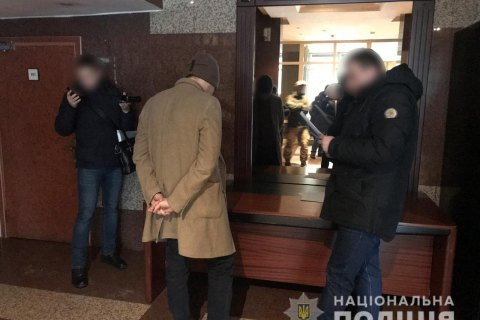 Полицейские задержали 28-летнего чиновника Министерства регионального развития, строительства и жилищно-коммунального хозяйства при получении неправомерной выгоды. 