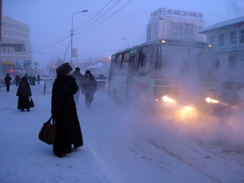 
В поселке Намцы в Якутии две 5-летние девочки пошли незамеченными из детского сада в 45-градусный мороз. Воспитатели заметили исчезновения детей только тогда, когда за ними пришли родители. 