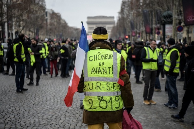 В нескольких городах Франции в субботу происходит восьмая по счету волна протеста "желтых жилетов", которые выражают недовольство политикой правительства и президента Макрона. 