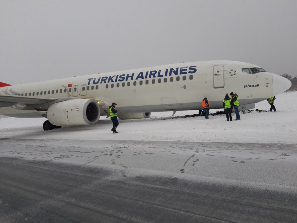 Утром 6 января в международном аэропорту "Львов" самолет Turkish Airlines выкатился за пределы полосы. 