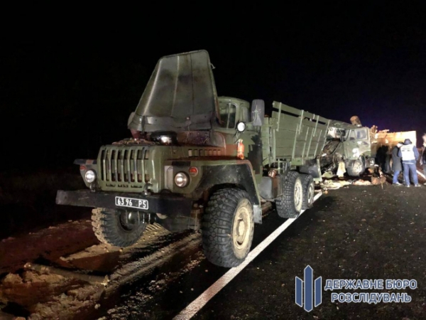 
Вблизи поселка Казачьи Лагеря на Херсонщине столкнулись два военных грузовика, один контрактник погиб, еще трое военнослужащих пострадали. 