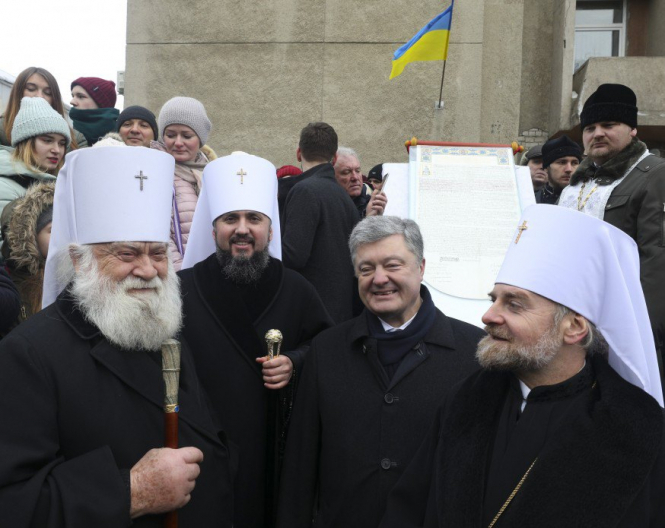 Митрополит Черкасский и Каневский Софроний (Дмитрук), который возглавляет одну из епархий УПЦ Московского патриархата, принял участие в церемонии открытия памятника митрополиту Василию (Липкивскому), который освящал митрополит Киевский и всея Украины Епифаний. 