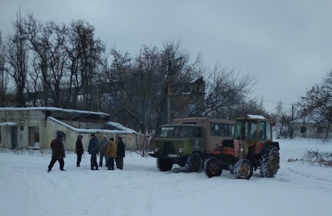 Ремонтная бригада Часовоярского подразделения коммунального предприятия "Вода Донбасса" нашла место повреждения водопровода "Горловка-Торецк". 